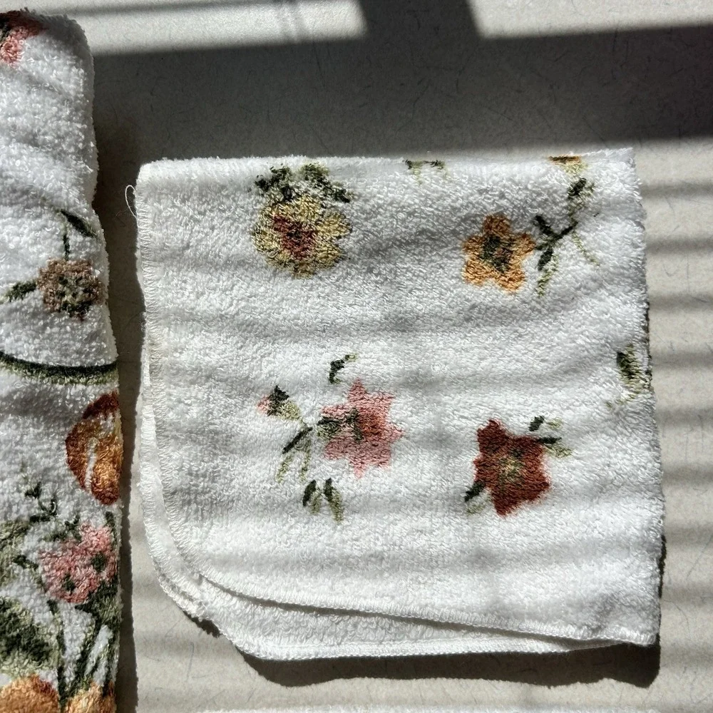 vintage cannon bath towels Lot. 5 brown and yellow floral. New. Never used.‎
